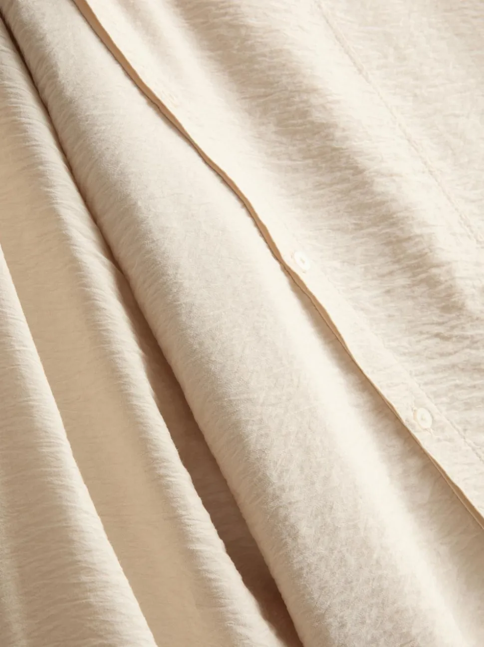 Bluse mit hohem Trichterkragen und Knöpfen