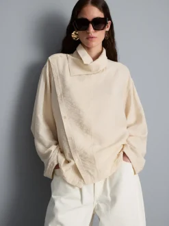 Bluse mit hohem Trichterkragen und Knöpfen
