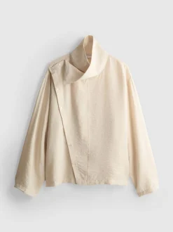 Bluse mit hohem Trichterkragen und Knöpfen