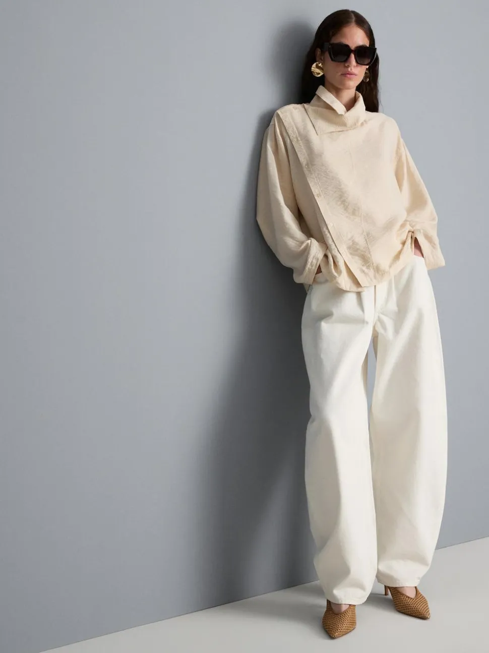 Bluse mit hohem Trichterkragen und Knöpfen