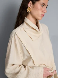 Bluse mit hohem Trichterkragen und Knöpfen