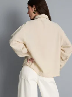 Bluse mit hohem Trichterkragen und Knöpfen