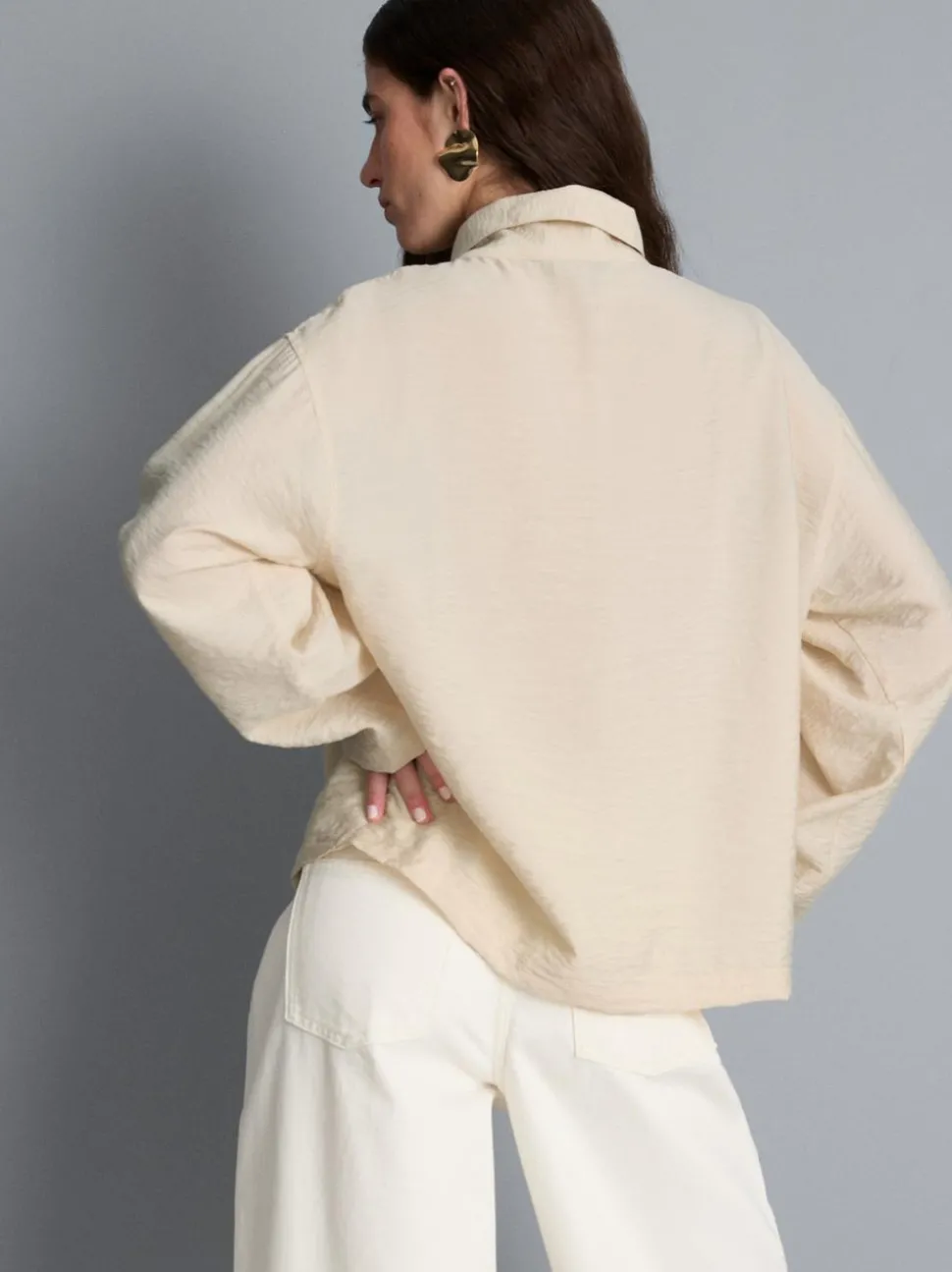 Bluse mit hohem Trichterkragen und Knöpfen