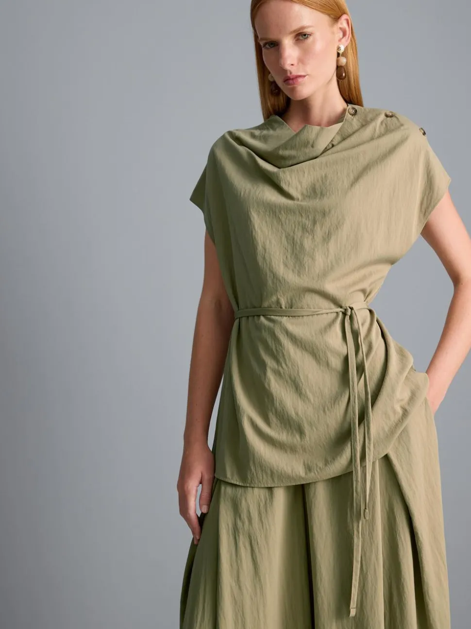 Bluse zum seitlichen Binden mit Wasserfallausschnitt