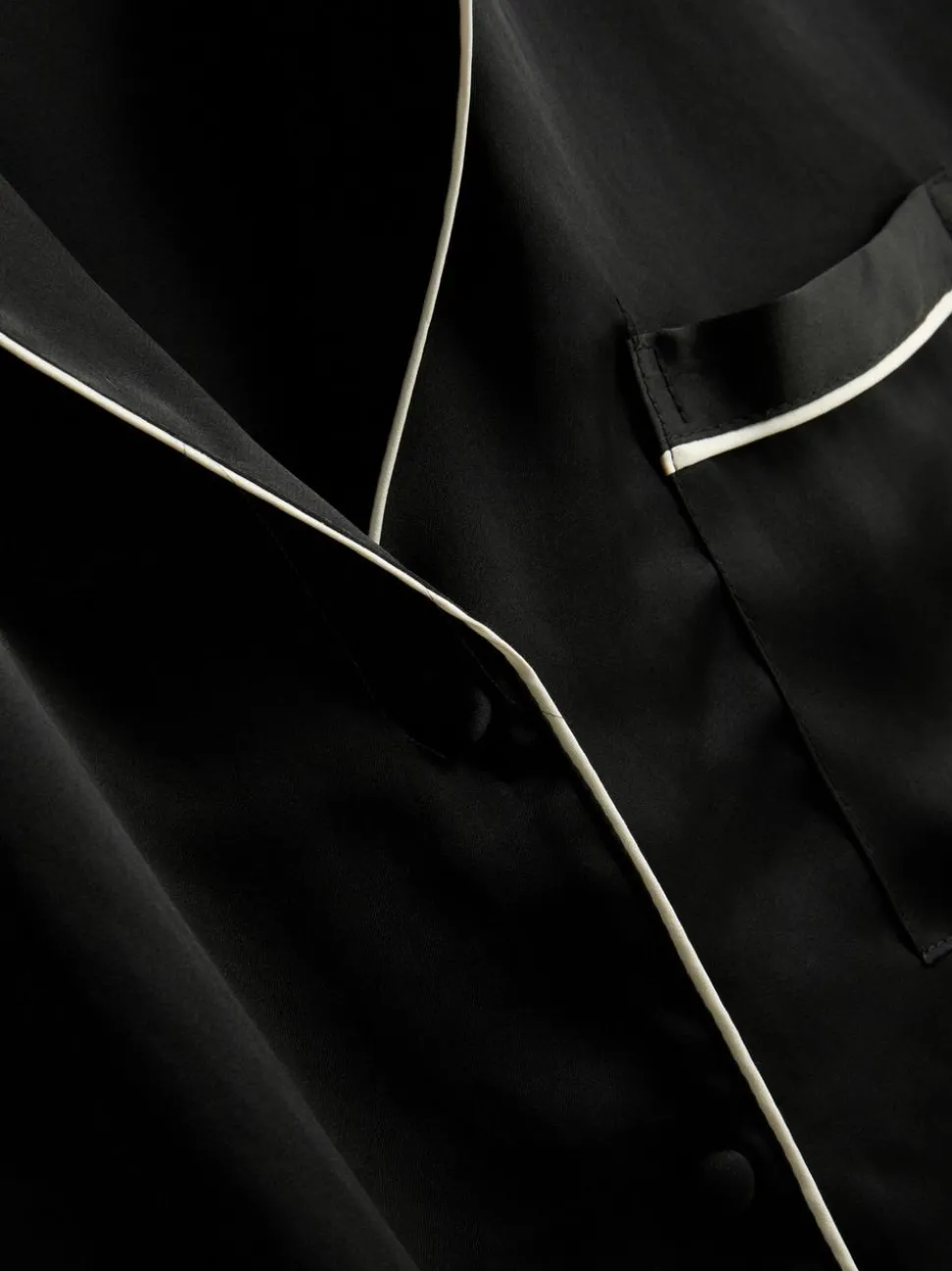 Boyfriend-Schlafanzug aus Satin mit Paspelierung