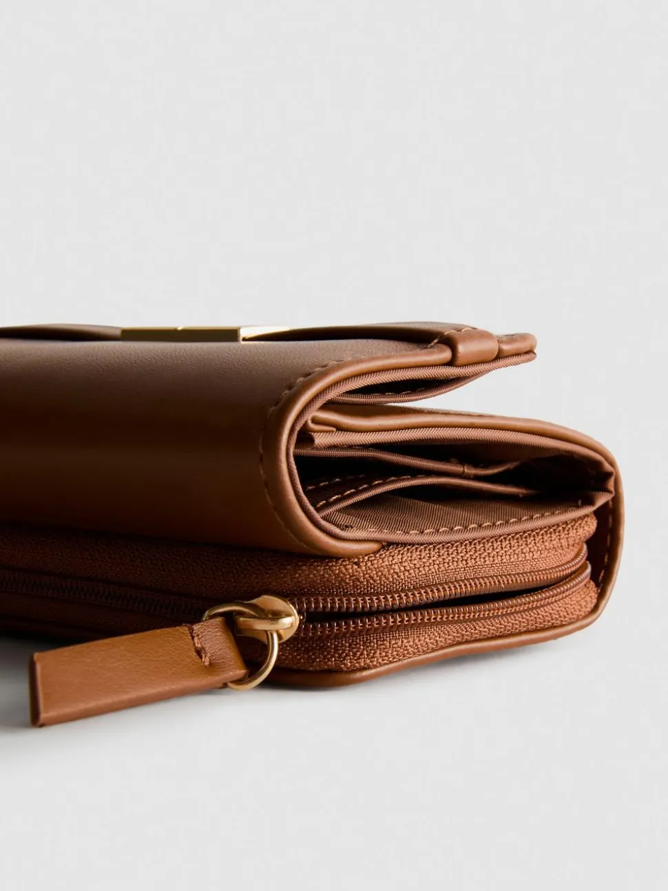 Brieftasche in Metallic-Optik mit Reißverschluss