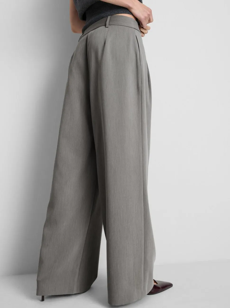 „By Coleen“ Hose mit weitem Bein und Bundfalten