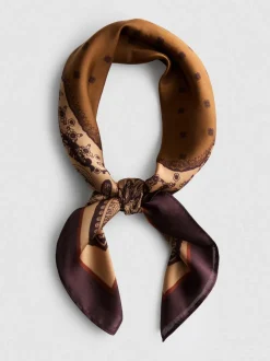 By Coleen Schal mit Paisleymuster
