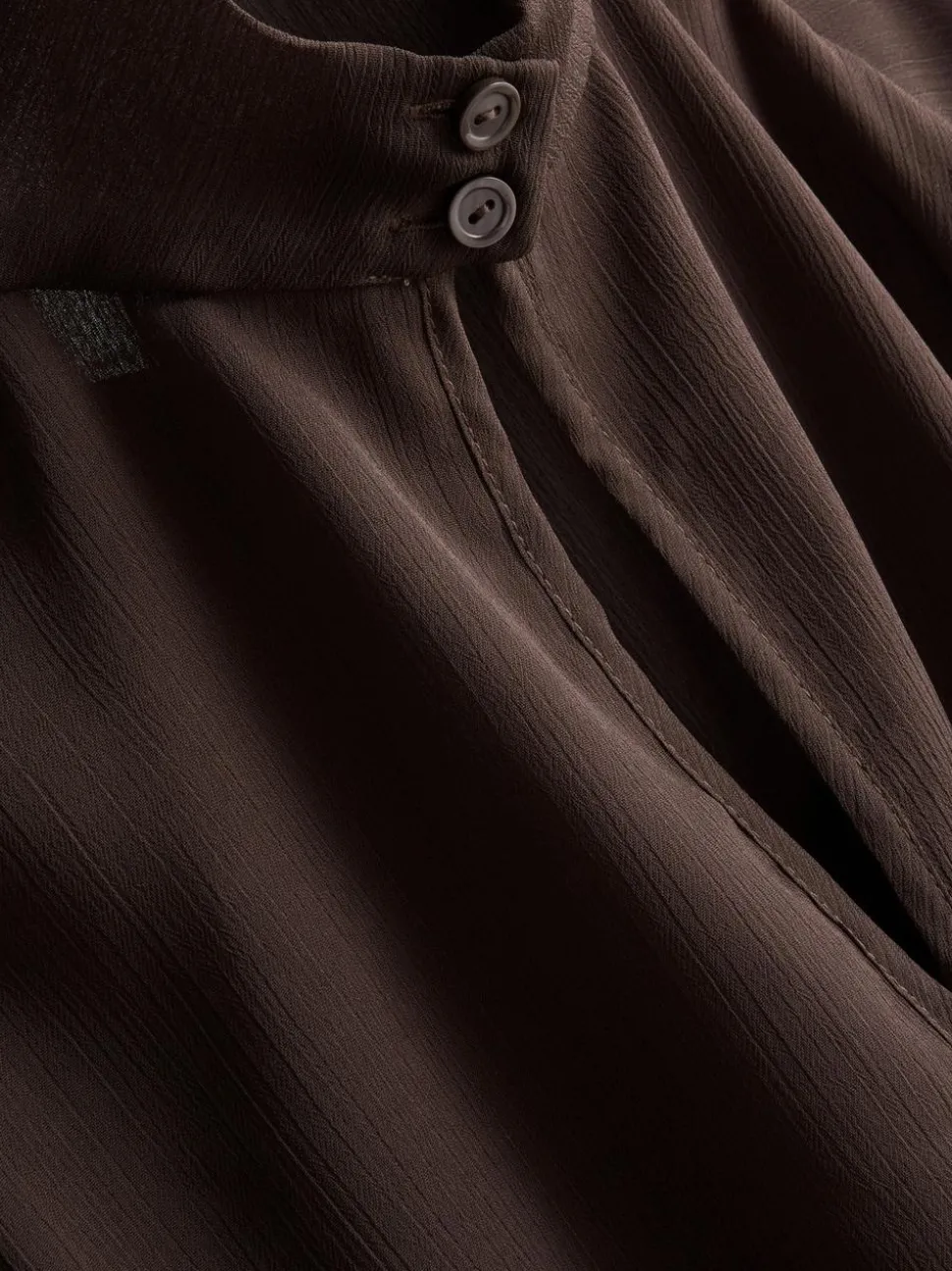 Cape-Bluse mit hohem Kragen