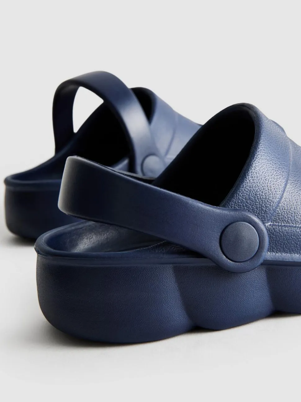 Clogs mit Fersenriemchen