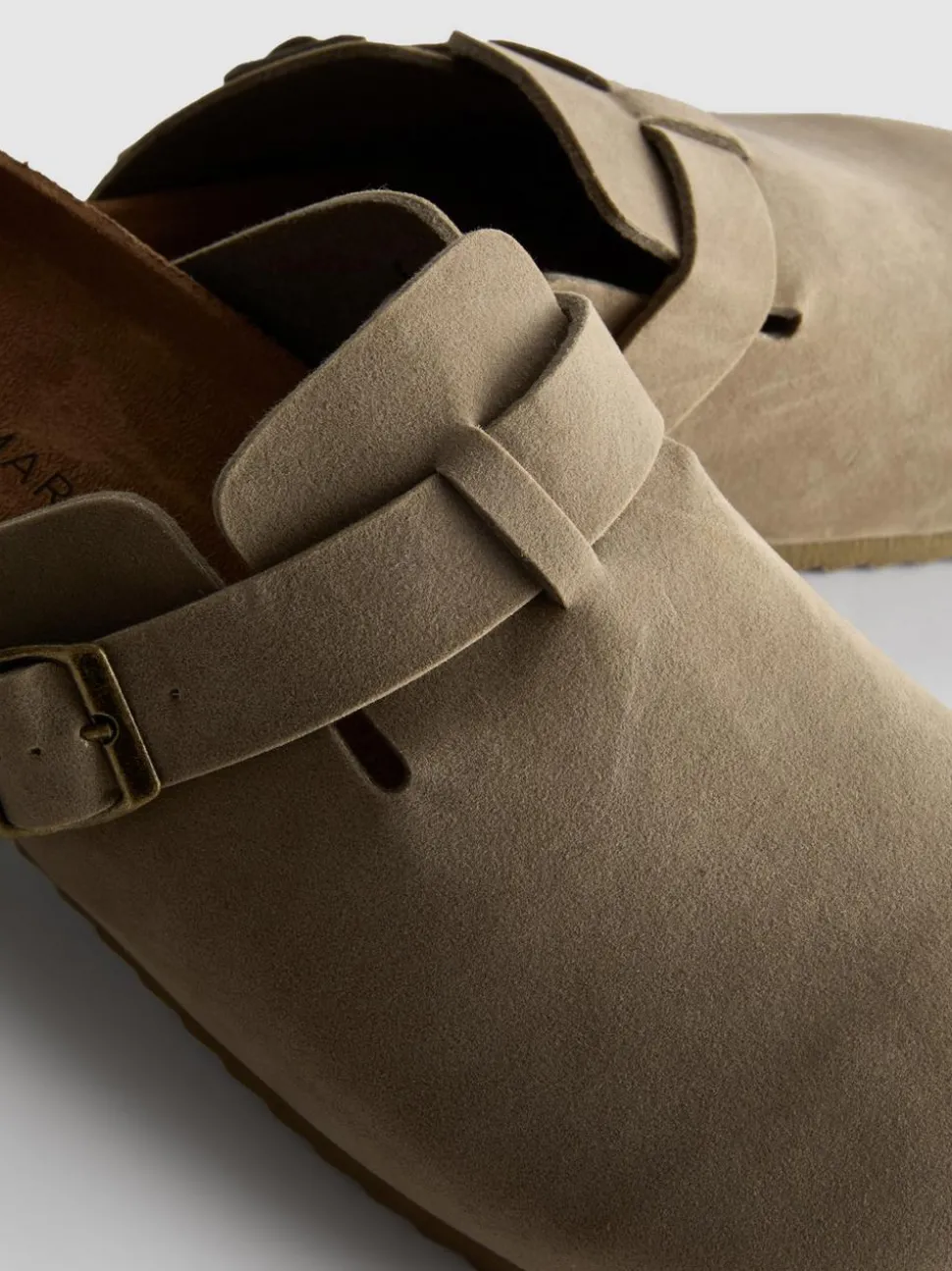 Clogs mit Schnallenriemen