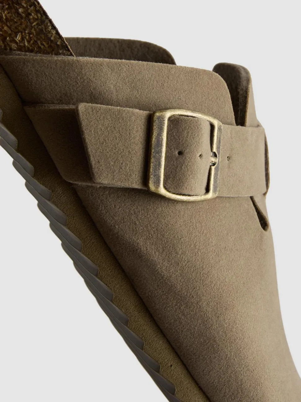 Clogs mit Schnallenriemen