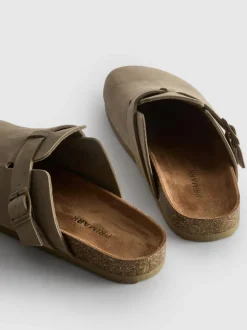Clogs mit Schnallenriemen