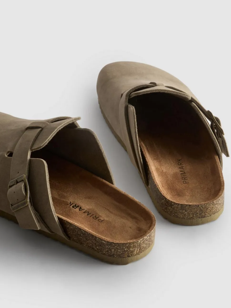 Clogs mit Schnallenriemen