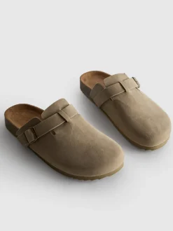 Clogs mit Schnallenriemen