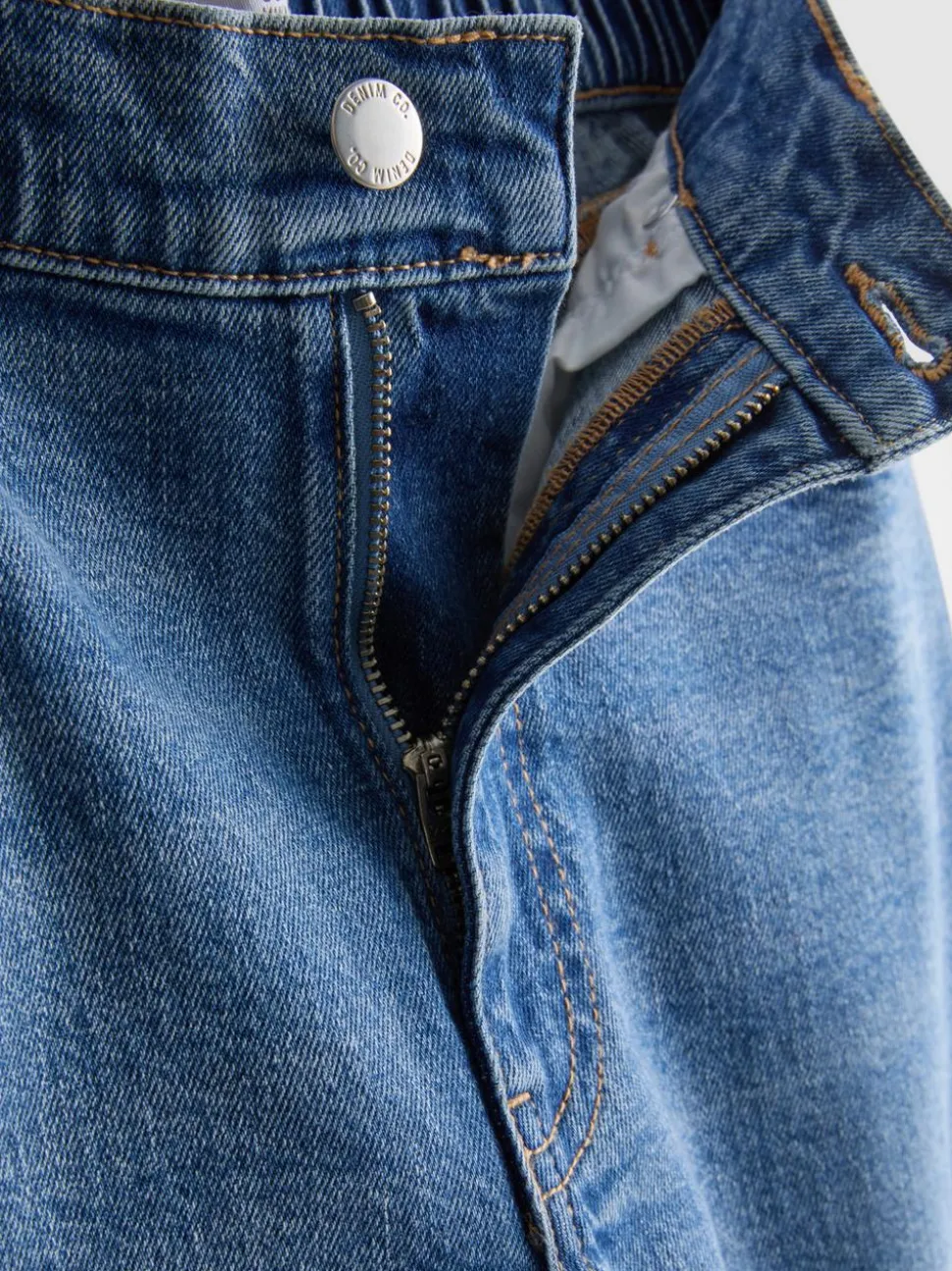 Denim-Jeans mit hohem Bund und konischer Form