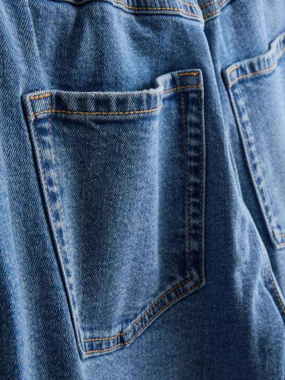 Denim-Jeans mit hohem Bund und konischer Form