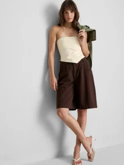 Ein Bandeau-Top mit spitzem Saum
