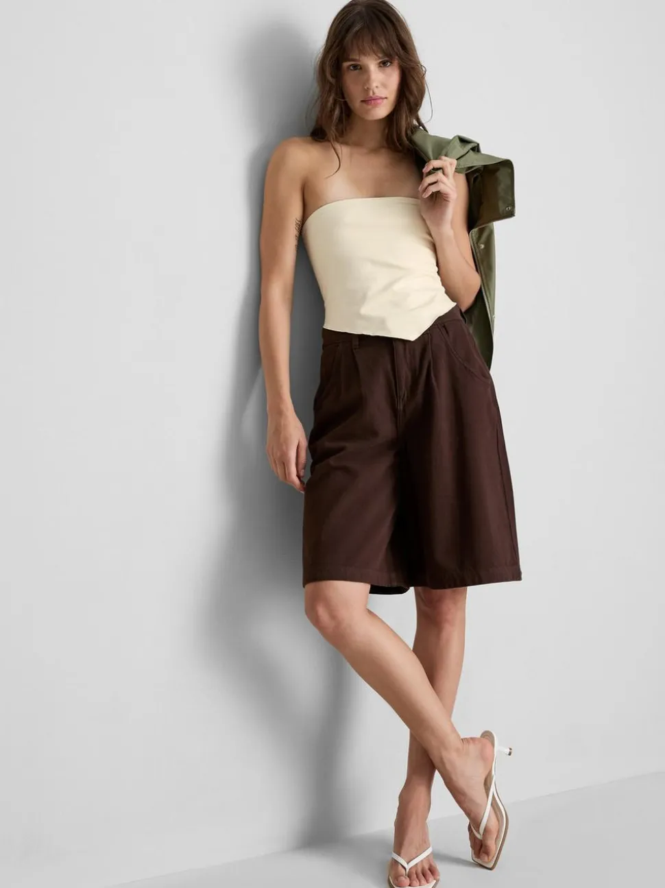 Ein Bandeau-Top mit spitzem Saum