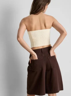 Ein Bandeau-Top mit spitzem Saum