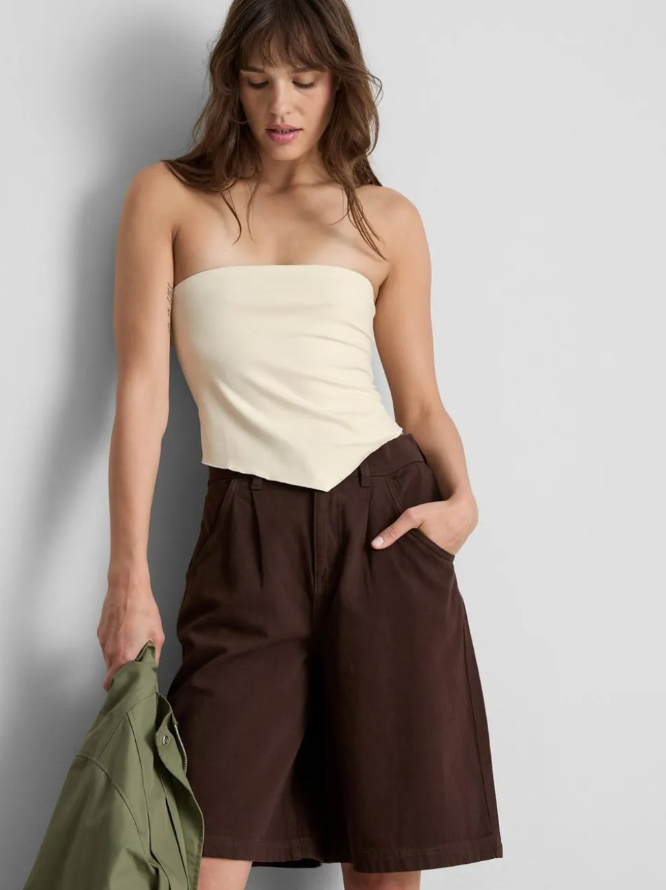 Ein Bandeau-Top mit spitzem Saum
