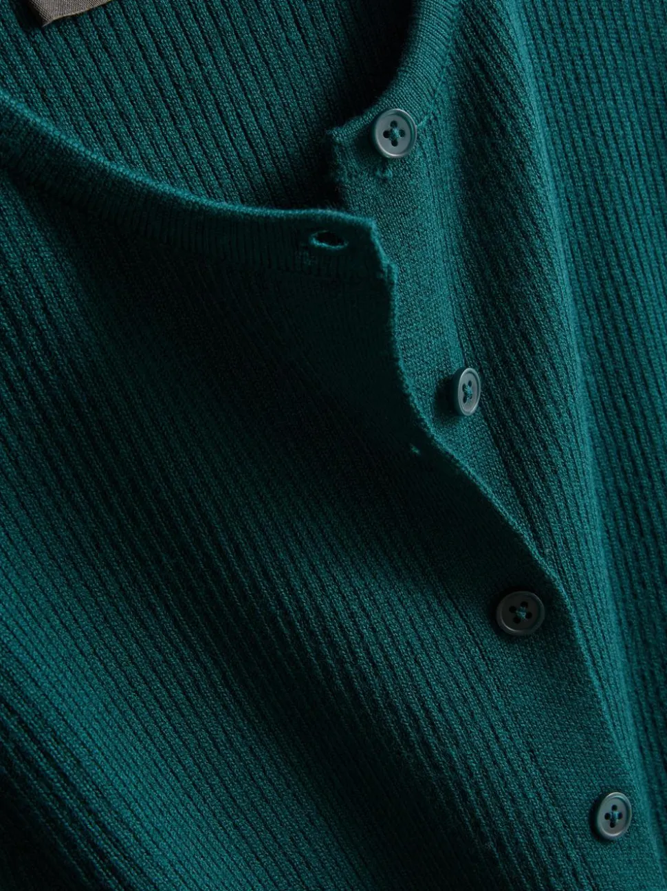 Ein gerippter Cardigan mit Rundhalsausschnitt