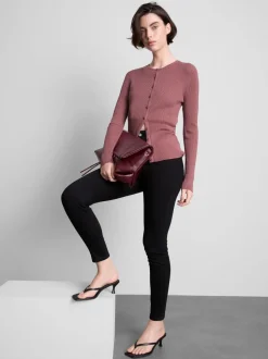 Ein gerippter Cardigan mit Rundhalsausschnitt