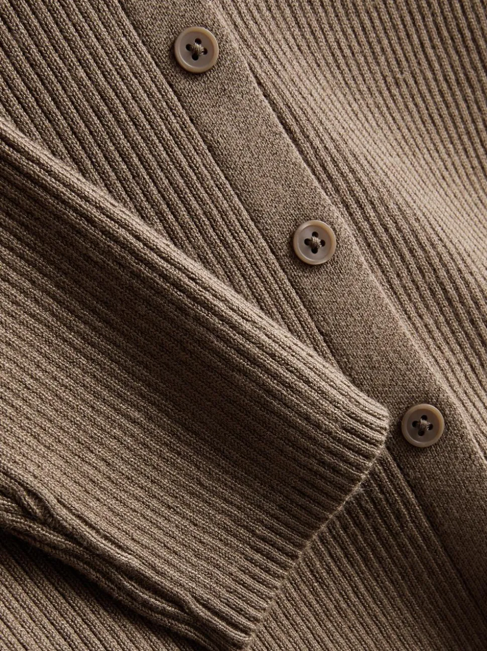 Ein gerippter Cardigan mit Rundhalsausschnitt