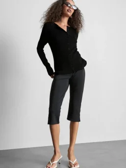 Ein gerippter Cardigan mit Rundhalsausschnitt