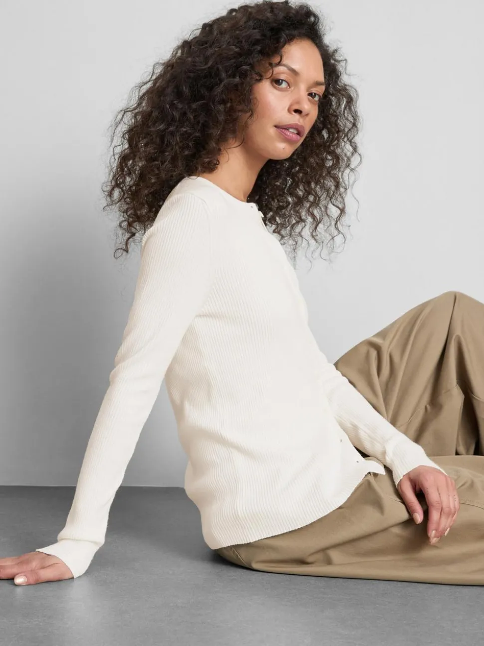 Ein gerippter Cardigan mit Rundhalsausschnitt