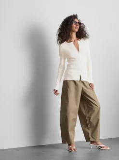 Ein gerippter Cardigan mit Rundhalsausschnitt