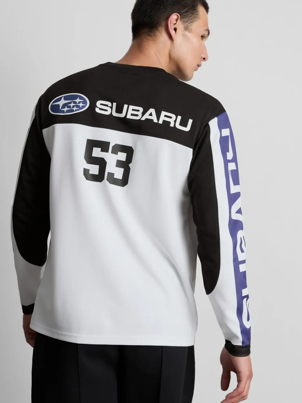Ein Langarmshirt mit Subaru-Motorsportgrafik