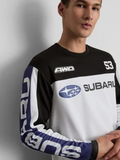 Ein Langarmshirt mit Subaru-Motorsportgrafik