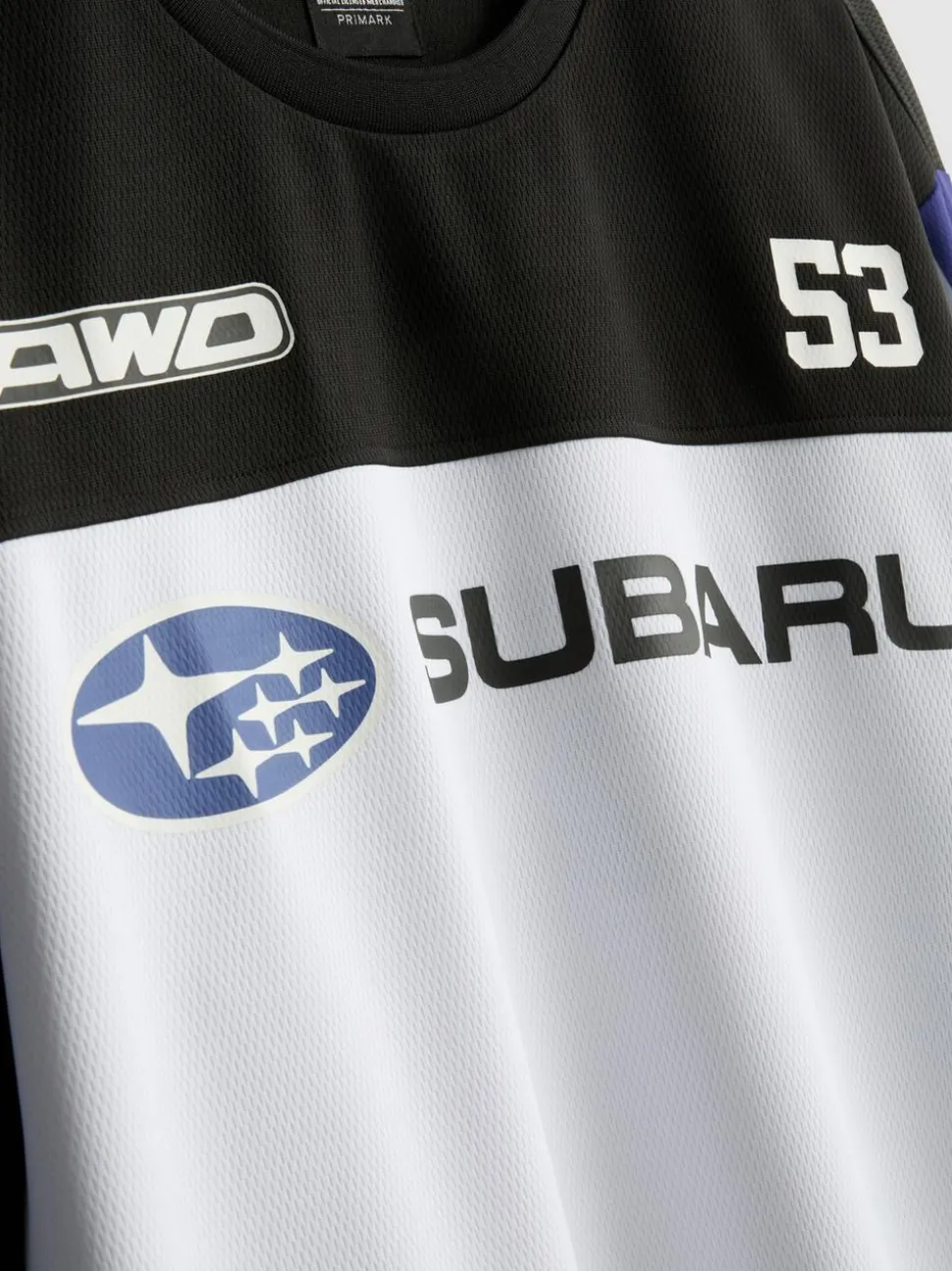 Ein Langarmshirt mit Subaru-Motorsportgrafik