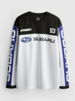 Ein Langarmshirt mit Subaru-Motorsportgrafik