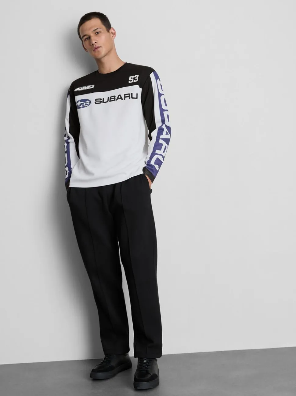 Ein Langarmshirt mit Subaru-Motorsportgrafik