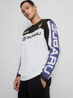 Ein Langarmshirt mit Subaru-Motorsportgrafik