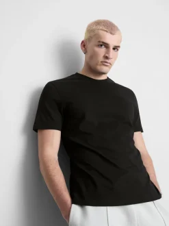 Ein Regular-Fit-T-Shirt mit kurzen Ärmeln und Rundhalsausschnitt
