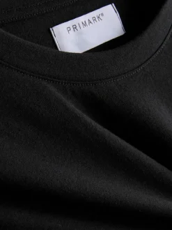 Ein Regular-Fit-T-Shirt mit kurzen Ärmeln und Rundhalsausschnitt