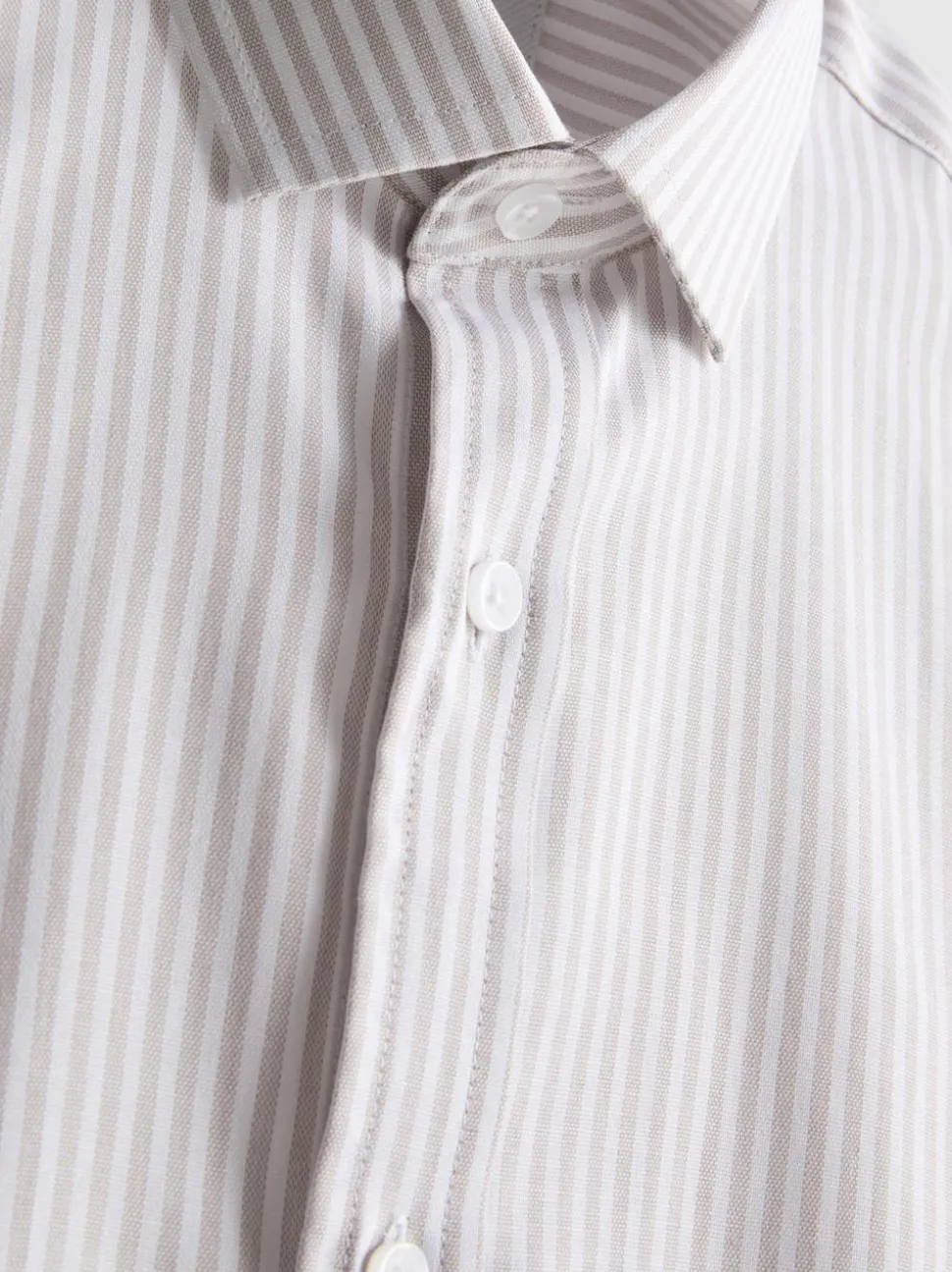 Elegantes Hemd mit Streifen