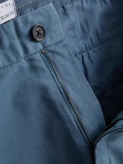 Eng anliegende Chinohose