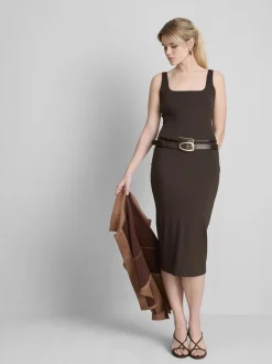 Eng anliegendes Midikleid mit Karree-Ausschnitt