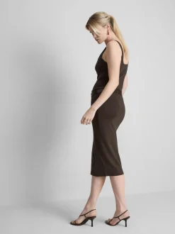 Eng anliegendes Midikleid mit Karree-Ausschnitt