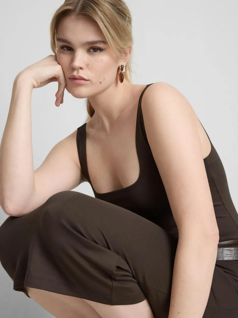 Eng anliegendes Midikleid mit Karree-Ausschnitt