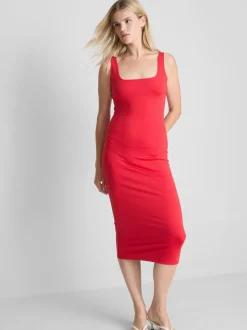 Eng anliegendes Midikleid mit Karree-Ausschnitt