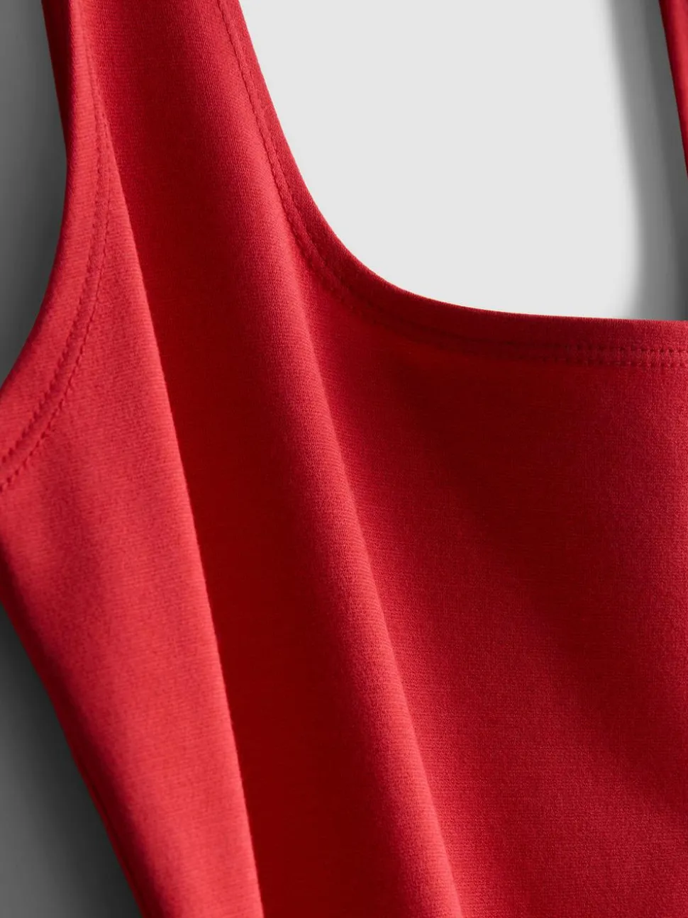 Eng anliegendes Midikleid mit Karree-Ausschnitt