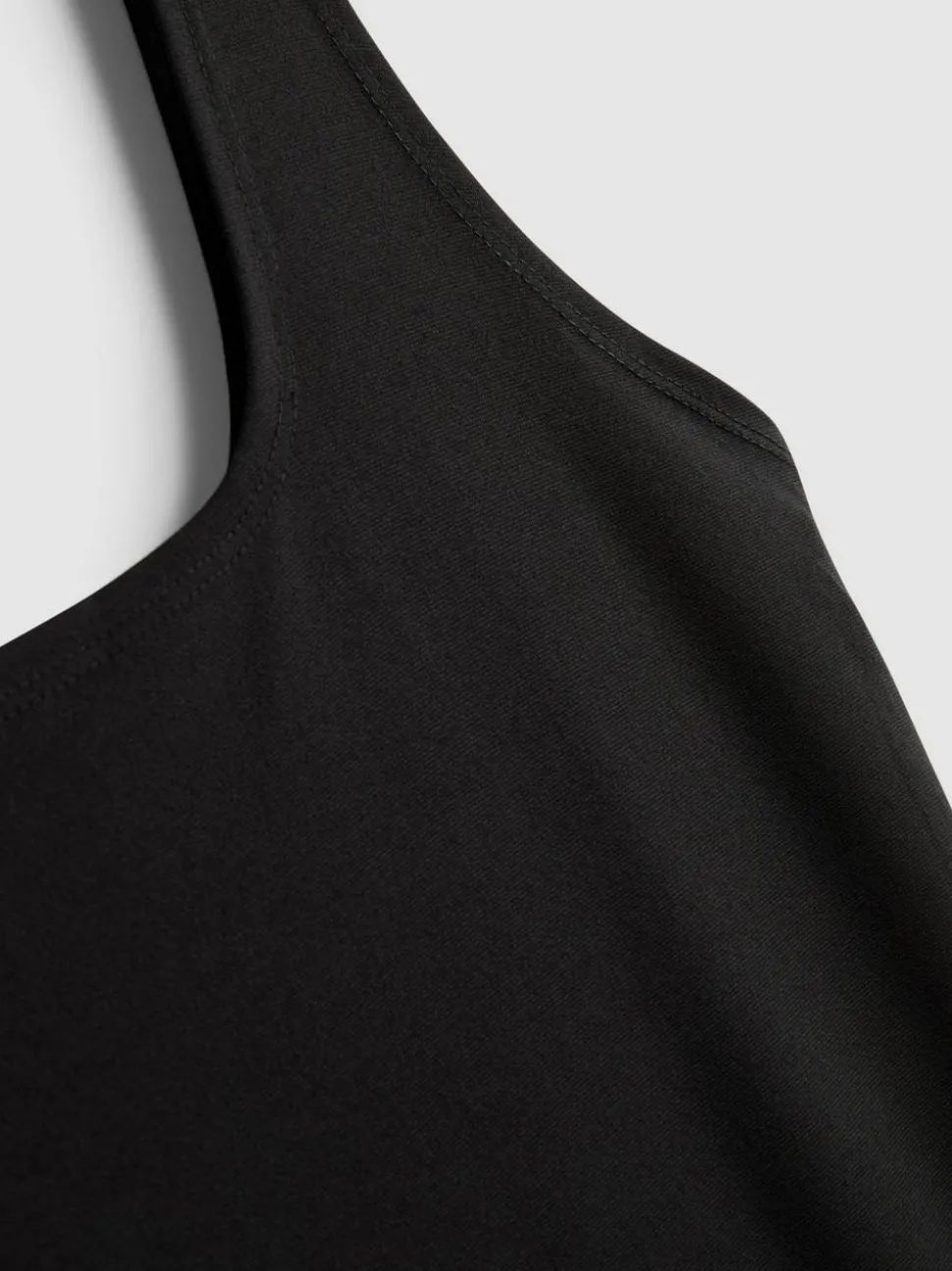 Eng anliegendes Midikleid mit Karree-Ausschnitt