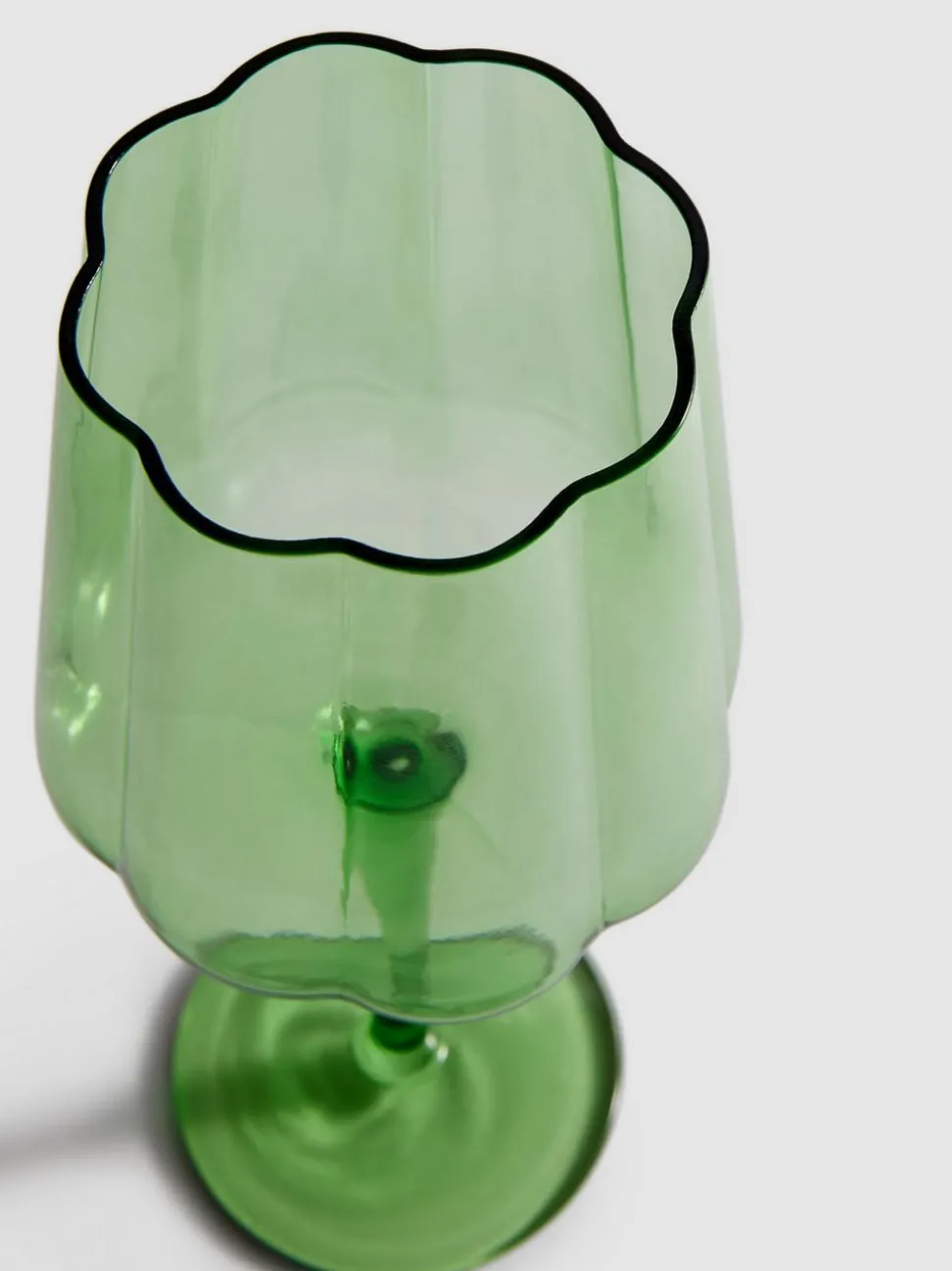 Farbiges, gewelltes Weinglas