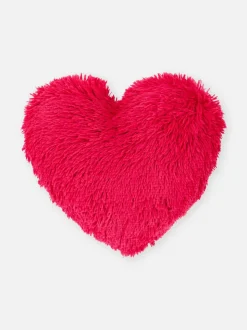 Flauschiges Kissen in Herzform