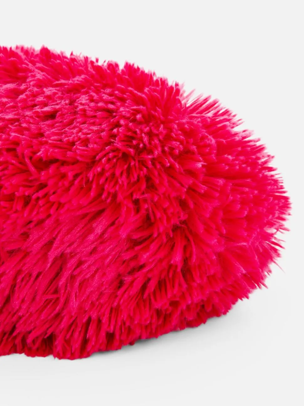 Flauschiges Kissen in Herzform